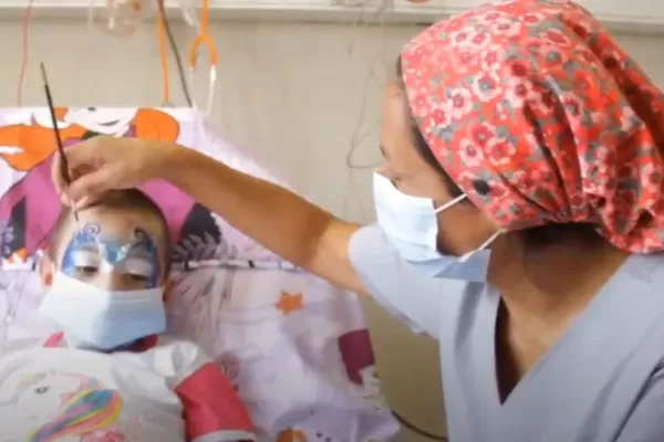 El maquillaje los ayuda a recuperarse de sus quemaduras