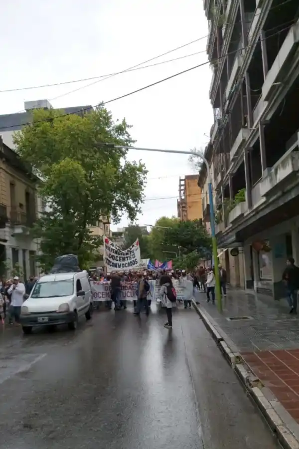 En contra de las clases presenciales, los docentes autoconvocados marchan por el centro