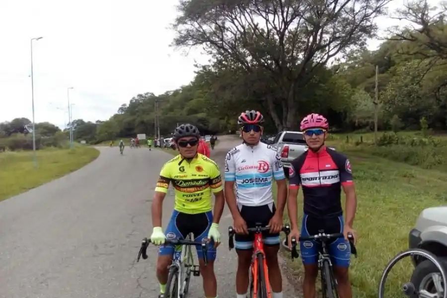 EN FAMILIA. El juvenil pedalista, en su casa de             Juan Bautista Alberdi, con su mamá, Cecilia, su papá, Sergio, y su hermano, Alan.  