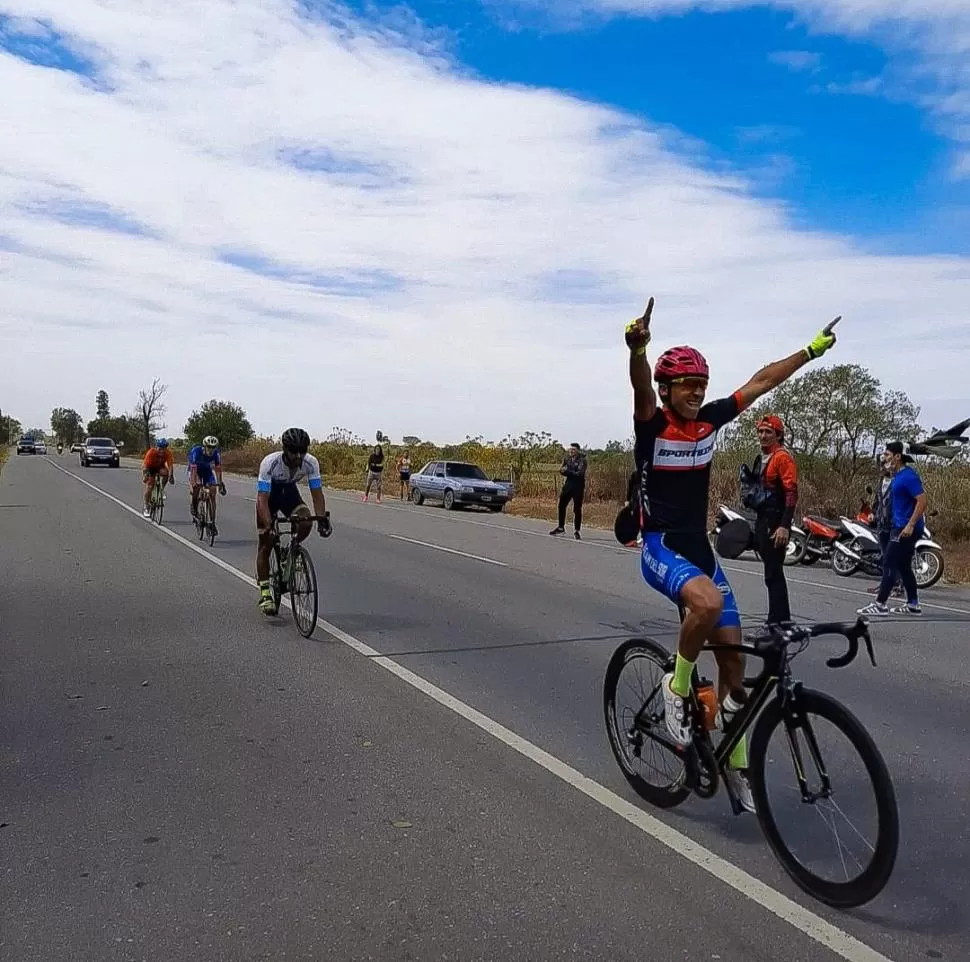 VICTORIOSO. Nahuel, llegando a la meta antes que nadie, en una de los tantos triunfos que logró en el ciclismo en distintos escenarios de la Argentina.  