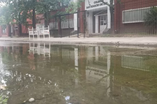 Aguas servidas en la calle Belisario Roldán al 100