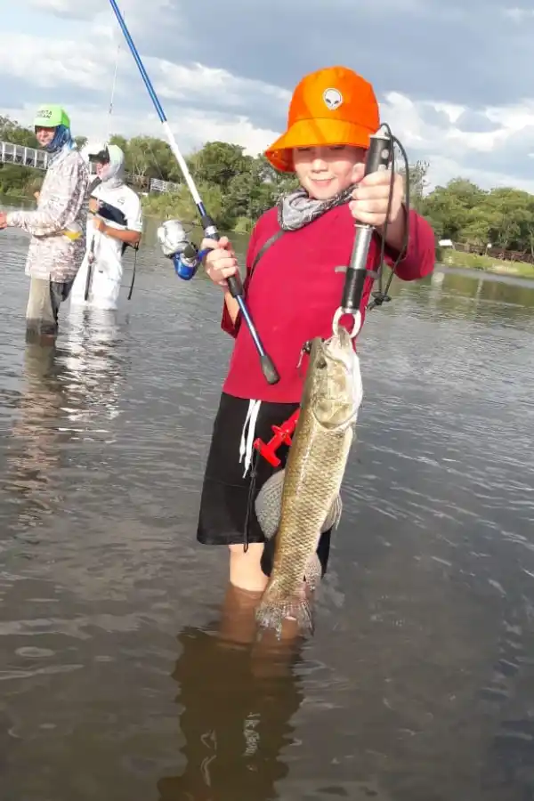 APRENDIZ. Lázaro disfruta de una de sus primeras capturas.