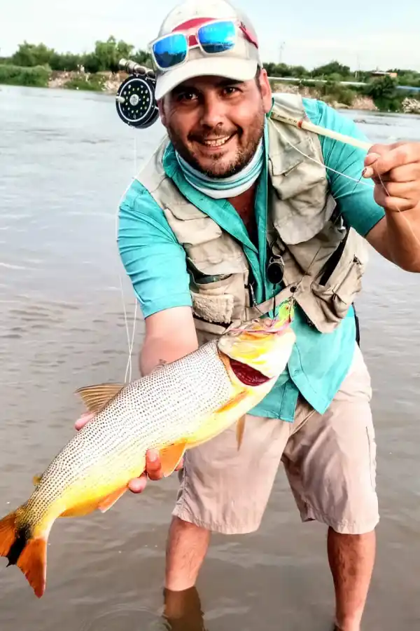 BUENA CAPTURA. Ezequiel “Filósofo” Mira posa con el ‘doradillo’ que capturó en Termas.