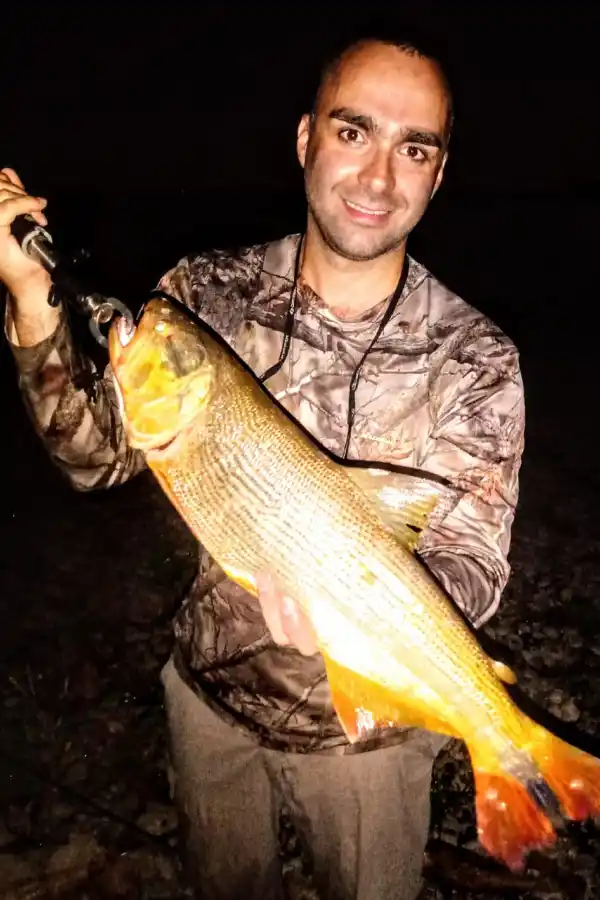 OTRA PRUEBA. “El Europeo” Cuezzo muestra orgulloso un “doradillo” que capturó cuando el sol prácticamente había desaparecido.