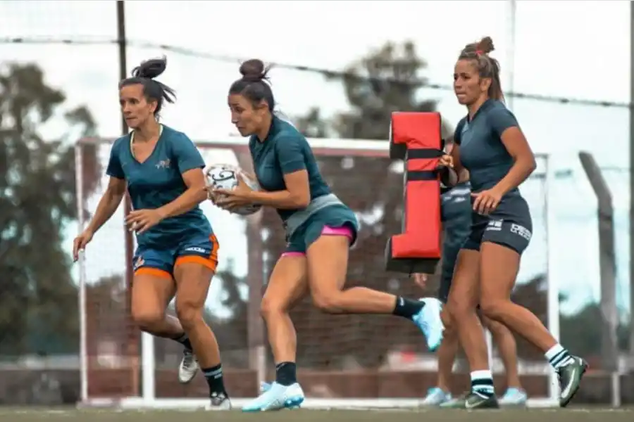 DEL SUR. Andrea Moreno y Ángela Juárez, dos de las cuatro jugadoras de Alberdi Rugby en la Academia.  