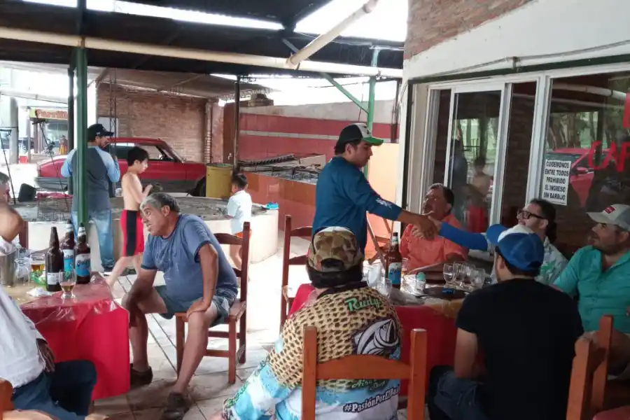 DESCANSO. Los pescadores, al mediodía, se reúnen en un puesto de comida de la Feria de Artesanos de Termas.