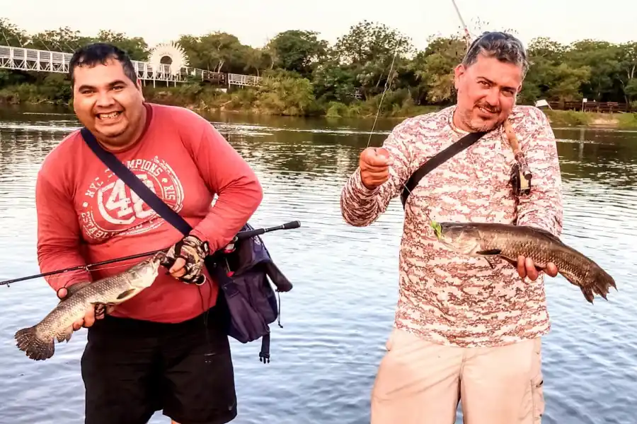 DOBLETE. Hernán Montenegro y David Álvarez en plena acción en remanso del Dulce.