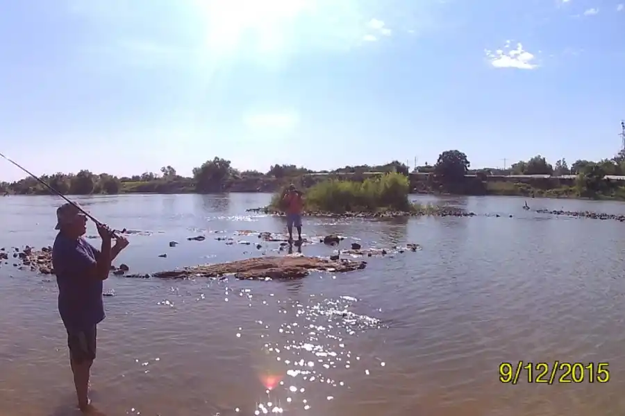 UN ESPECTÁCULO. El bajo nivel de agua del río permite que los pescadores lo recorran sin problemas.
