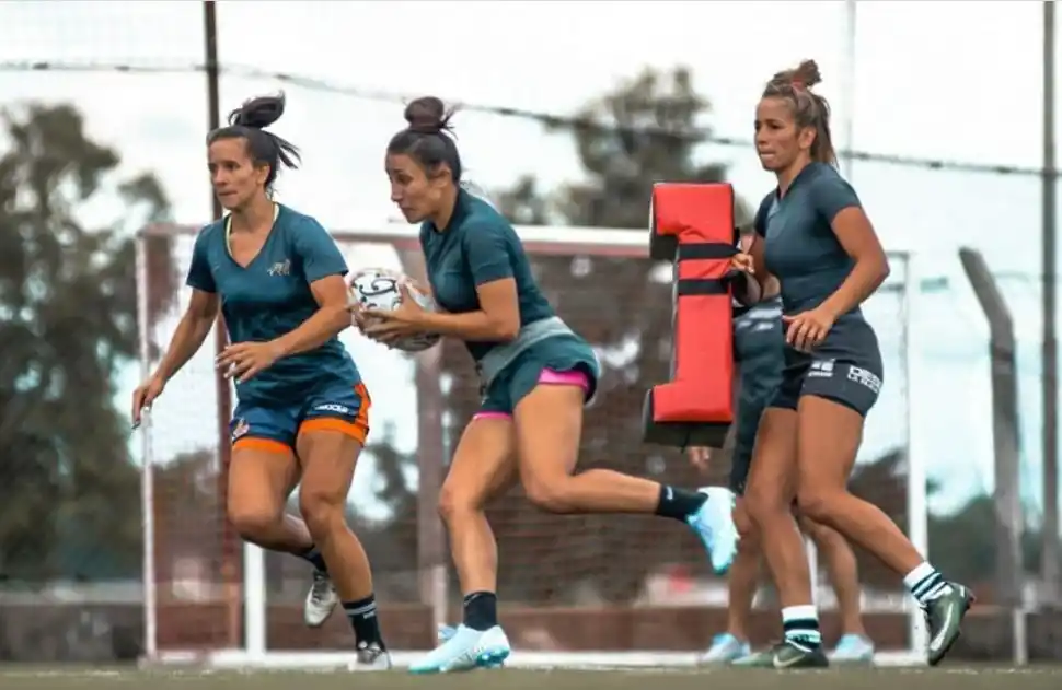 DEL SUR. Andrea Moreno y Ángela Juárez, dos de las cuatro jugadoras de Alberdi Rugby en la Academia.  