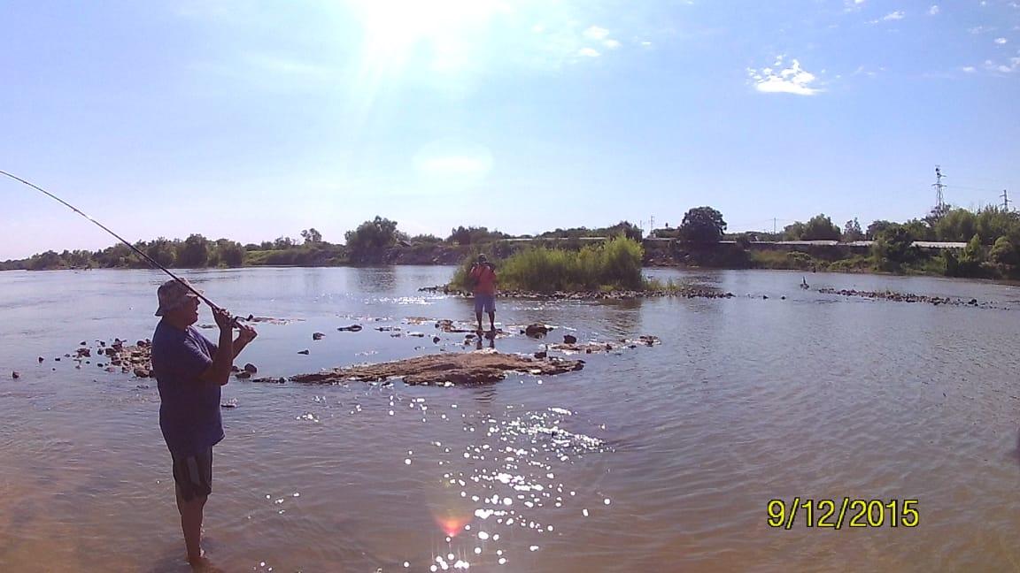 UN ESPECTÁCULO. El bajo nivel de agua del río permite que los pescadores lo recorran sin problemas.