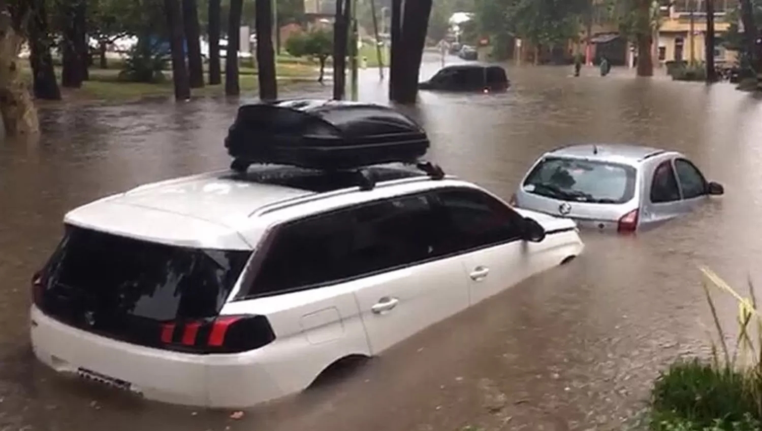 BAJO EL AGUA. Alrededor de 1.000 personas sufrieron inconvenientes con las lluvias en Pinamar.