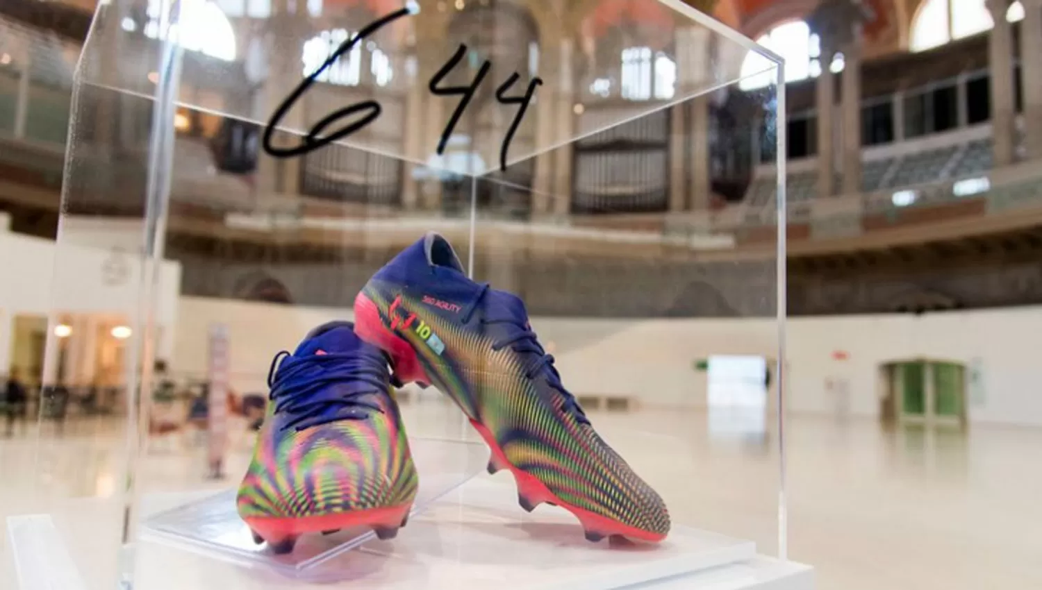 HISTORIA. Los botines le sirvieron a Messi para seguir tatuando su nombre en el fútbol mundial.