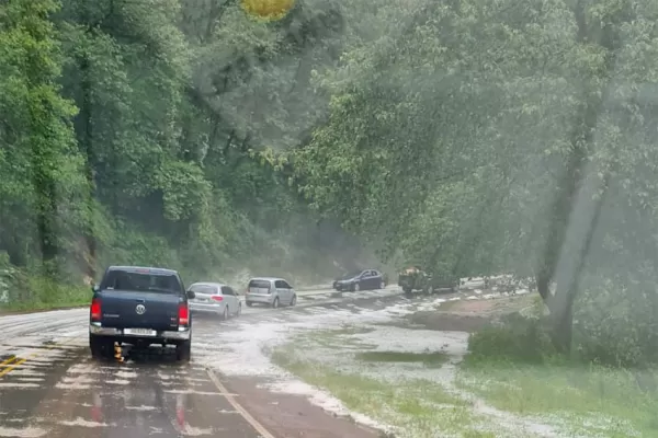 La lluvia y el granizo se apoderaron del paisaje en el acceso a Tafí del Valle