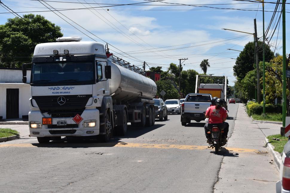 MUCHO TRÁNSITO. A diario circulan cientos de vehículos por la avenida.
