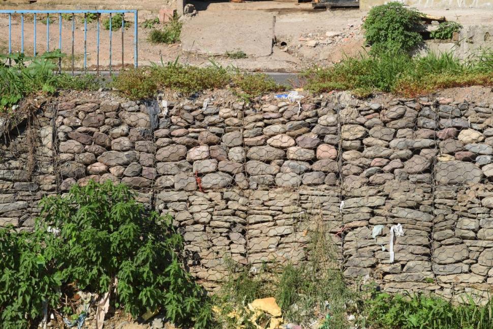 ¿RESISTIRÁN? Las paredes de piedras sostenidas por tela de alambre ya fueron socavadas en otros sectores.