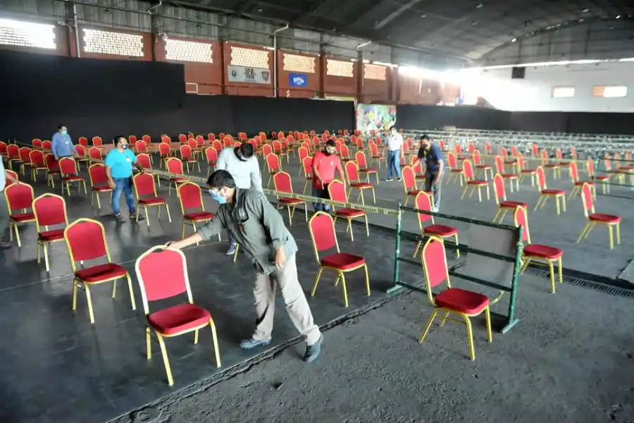 PREPARACIÓN. Personal afectado distribuye las sillas antes del examen.  