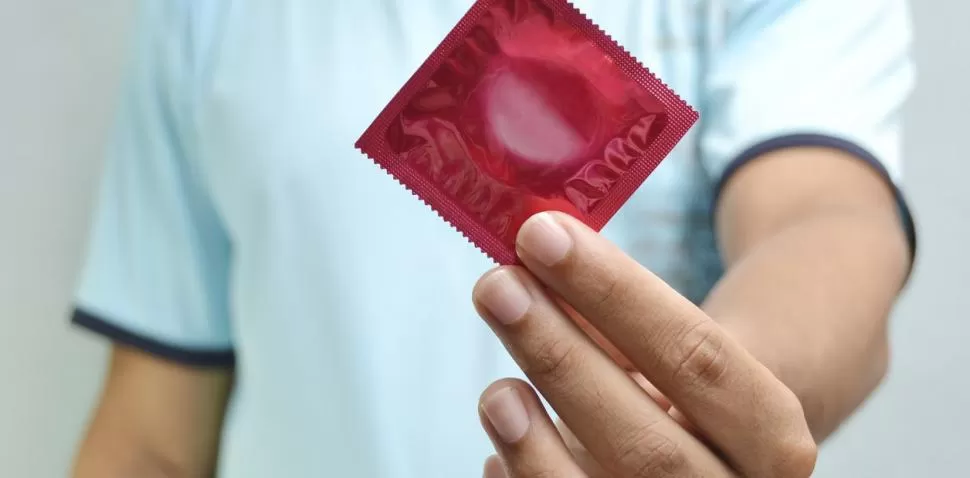 EFICACIA. El uso del preservativo previene embarazos, VIH e infecciones.  