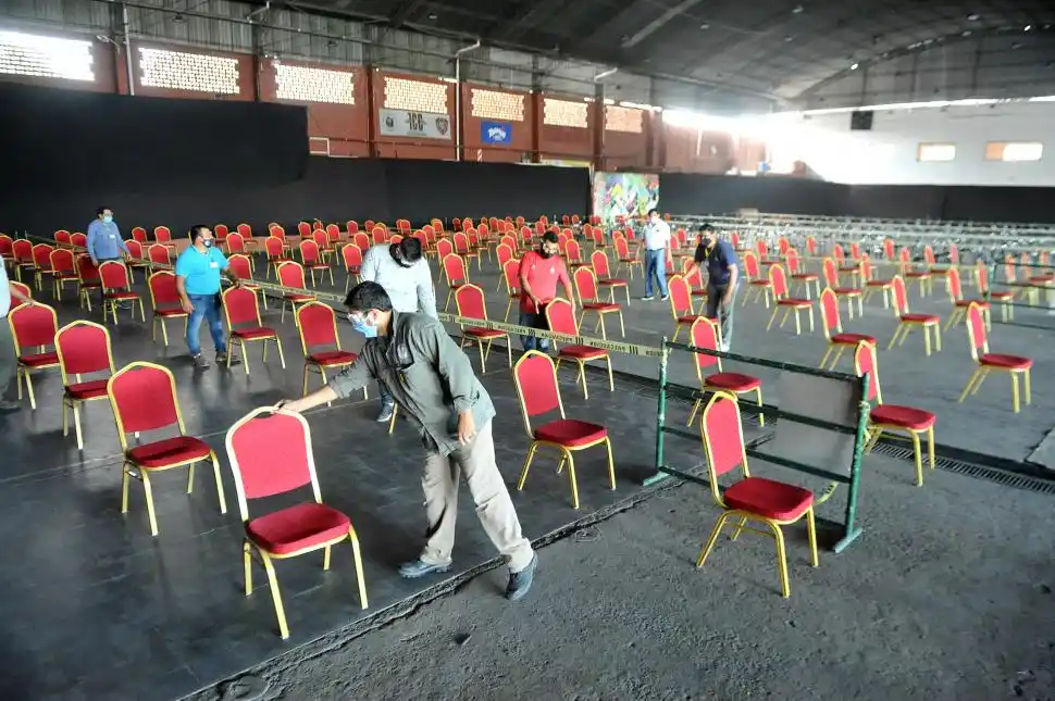 PREPARACIÓN. Personal afectado distribuye las sillas antes del examen.  