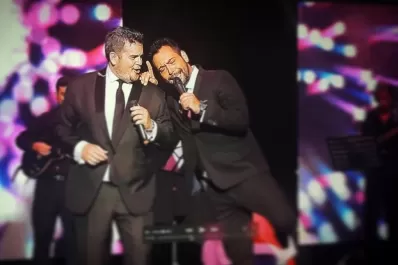 Los Juan le declaran en vivo su amor al público