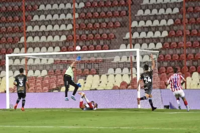 Sólidos triunfos de Banfield y de Colón en el inicio