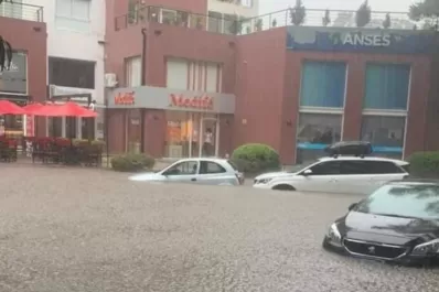Así quedó Pinamar: calles anegadas y decenas de autos sufrieron daños luego del temporal