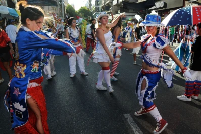 Las murgas porteñas desfilan por la web