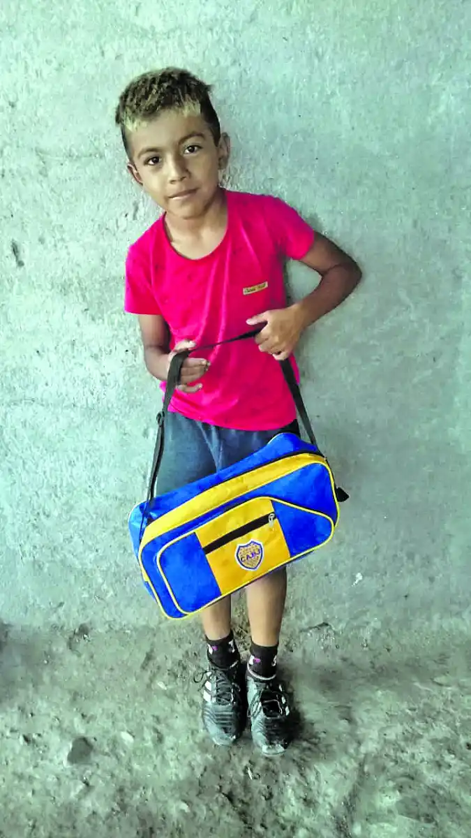 ESTAMPA. Botines grandes, botinero al cuello, pinta de crack. “Catu” se las trae.