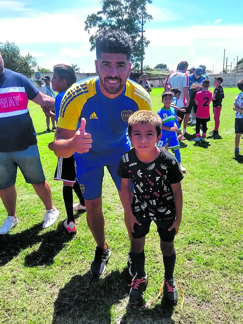 EN LA CANCHA. Durante las pruebas, hubo tiempo para fotos.