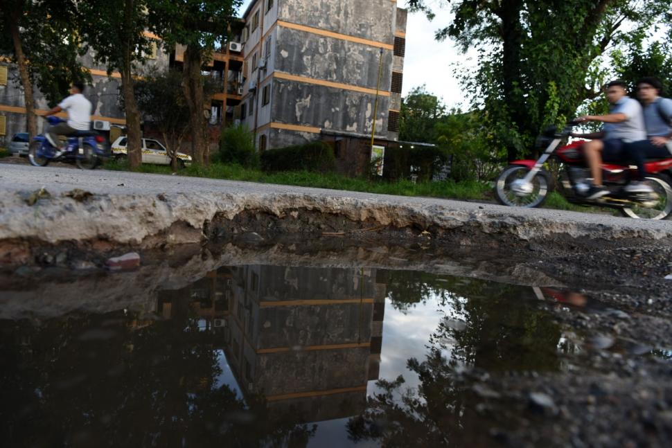 UN LARGO OLVIDO. En Olegario Andrade y Juan Francisco Villalonga, en el sector de San José, hace años que las irregularidades marcan el asfalto. 