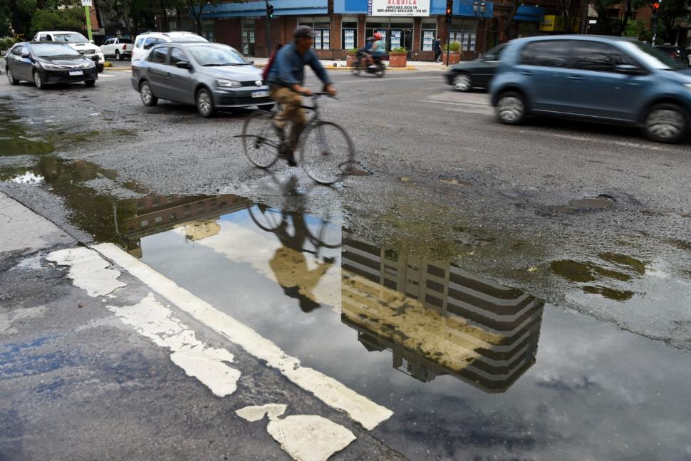 ZONA DE LA PLAZA URQUIZA. Esta irregularidad está en 25 de Mayo y avenida Sarmiento 