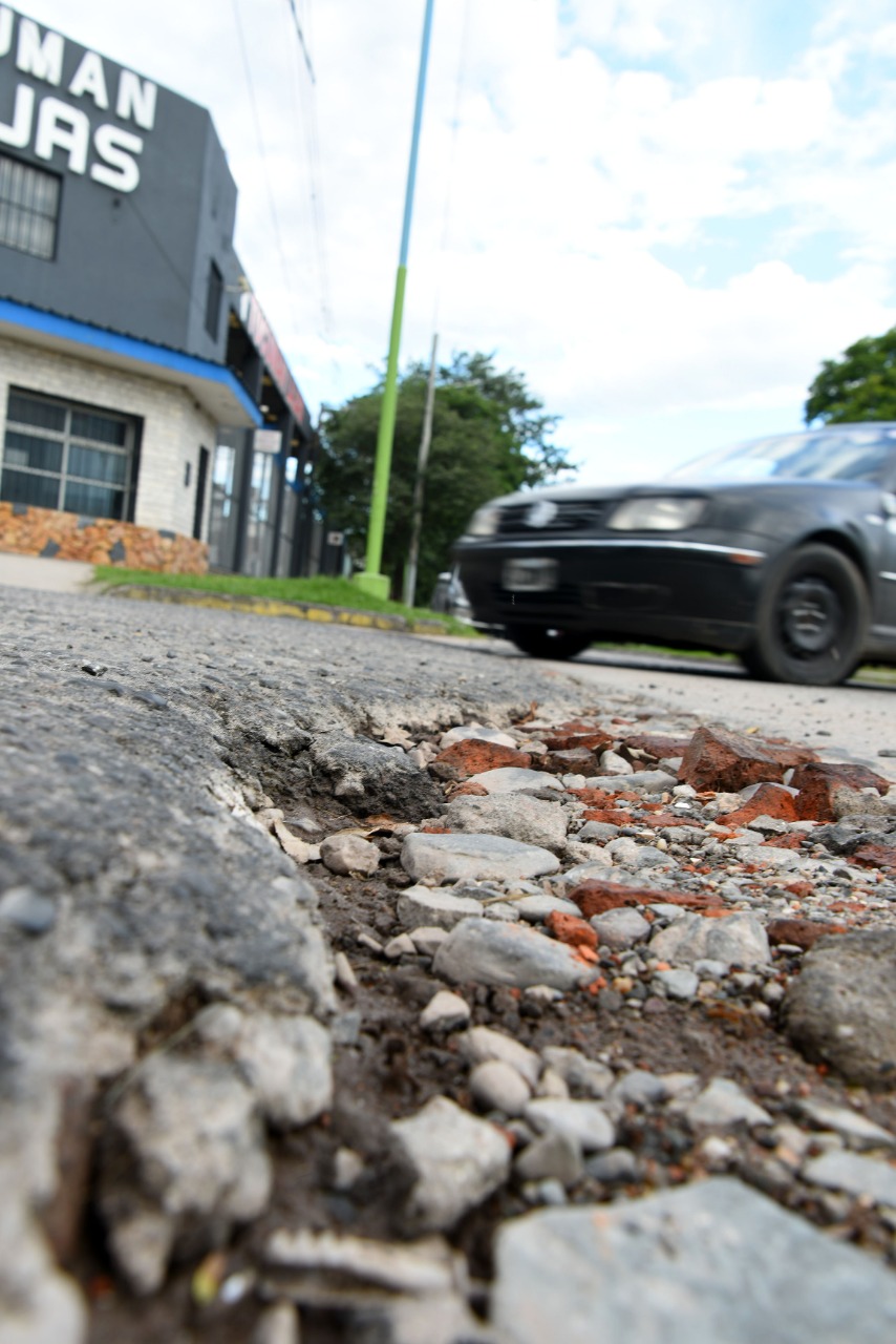 ZONA SUROESTE. Rotura en la esquina de avenida Roca  y  Alberto Rougés (altura del 3.000).