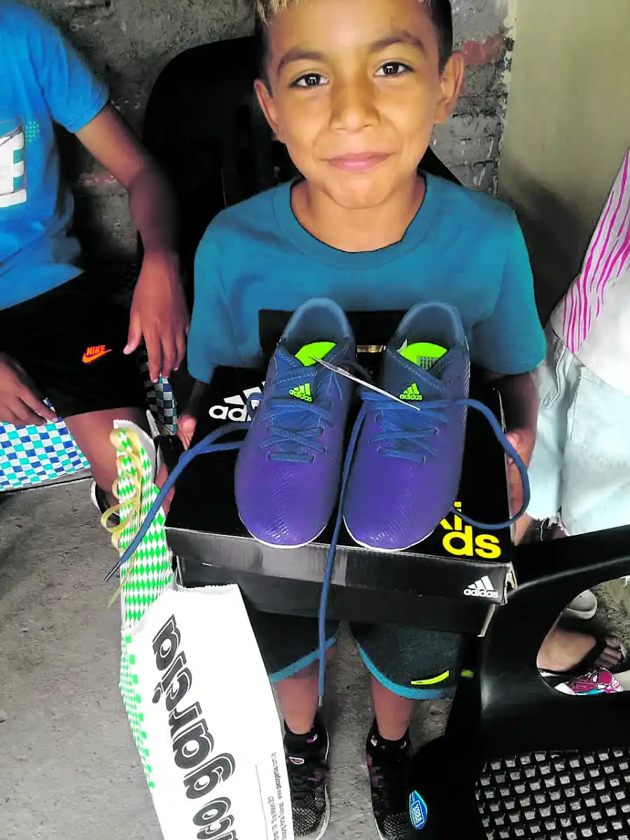 NUEVITOS. Los botines que le regaló la concejala Ana Paula Quiles.