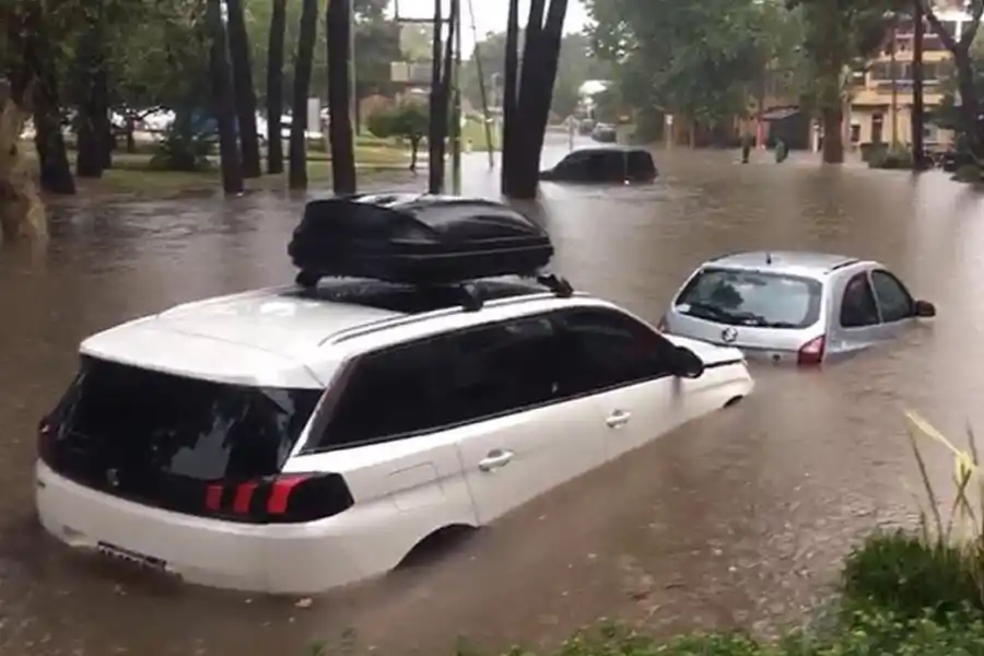 Así quedó Pinamar: calles anegadas y decenas de autos sufrieron daños luego del temporal