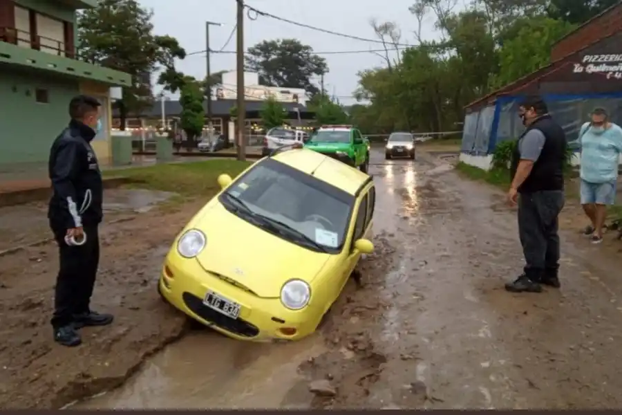 Así quedó Pinamar: calles anegadas y decenas de autos sufrieron daños luego del temporal
