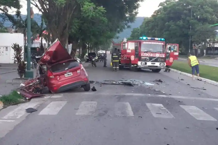 Impactante accidente en Yerba Buena: un joven se encuentra grave