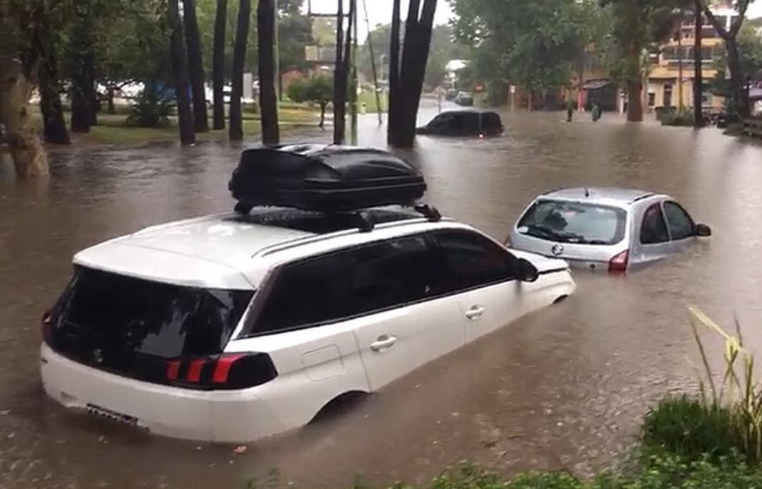 Así quedó Pinamar: calles anegadas y decenas de autos sufrieron daños luego del temporal