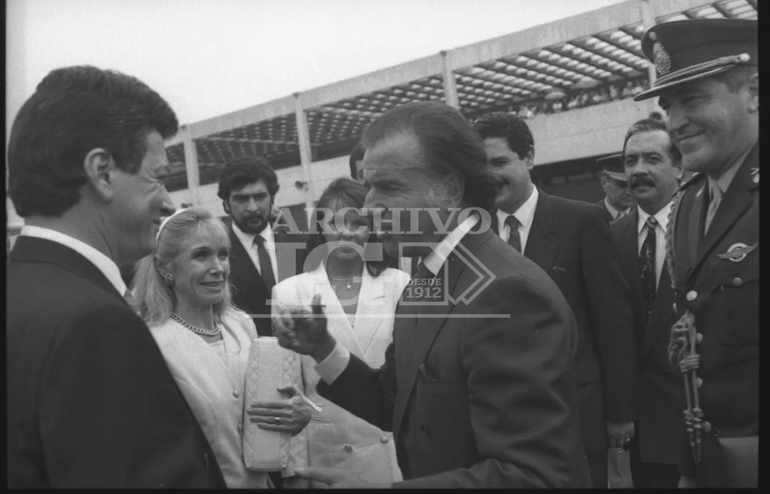El presidente Carlos Menem, junto al gobernador Palito Ortega y su esposa Evangelina Salazar, durante una visita a  Tucumán en 1992.