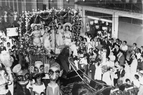 Tucumán retro: desfile de carrozas en los años 50