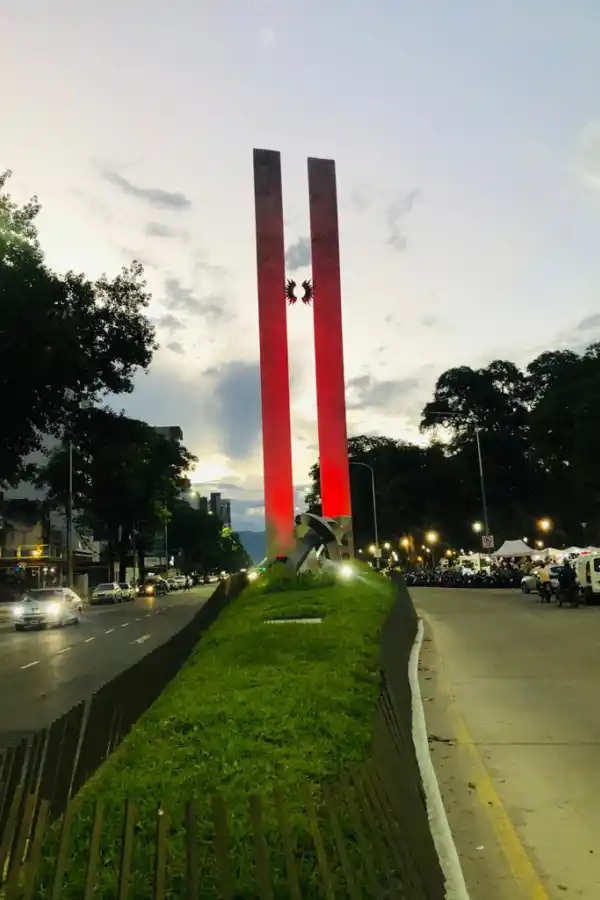 RECONOCIMIENTO. El Monumento al Bicentenario se vistió de rojo para conmemorar el Día Internacional de las Cardiopatías Congénitas.