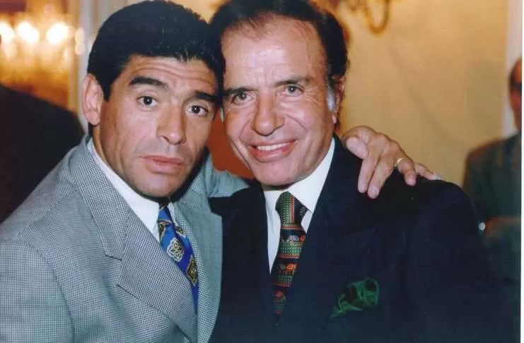 CON EL DIEZ. Menem, junto a Diego Armando Maradona en la década del '90. ARCHIVO