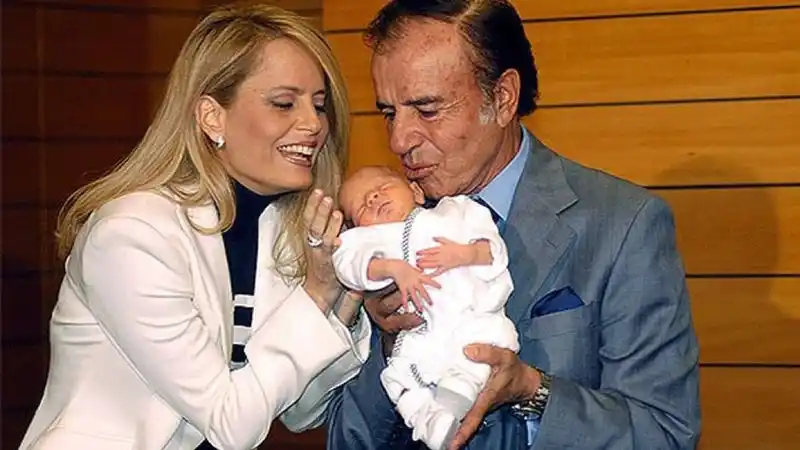 CORTO AMOR. Carlos Menem y la chilena Cecilia Bolocco se casaron en mayo de 2001 y tuvieron a su hijo, Máximo.
