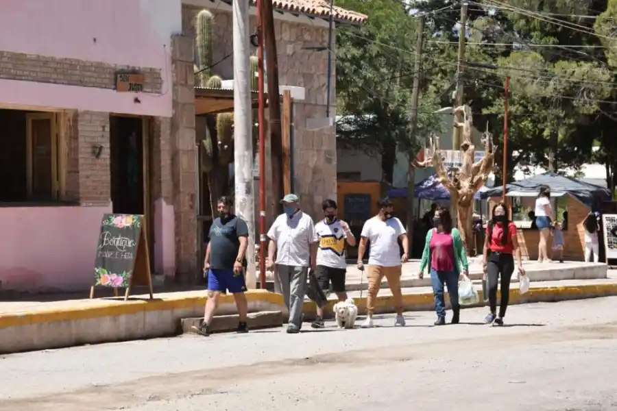 NADA DE JUEGOS NI DE AGUA. Compras y paseos es la tónica.