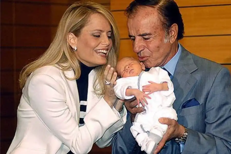 CORTO AMOR. Carlos Menem y la chilena Cecilia Bolocco se casaron en mayo de 2001 y tuvieron a su hijo, Máximo.