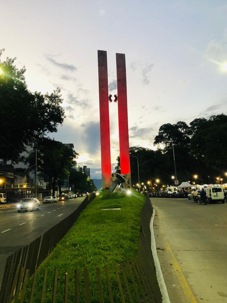 RECONOCIMIENTO. El Monumento al Bicentenario se vistió de rojo para conmemorar el Día Internacional de las Cardiopatías Congénitas.