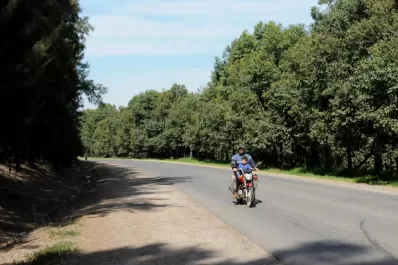 Frenaron un auto a pedradas, golpearon a sus ocupantes y les robaron