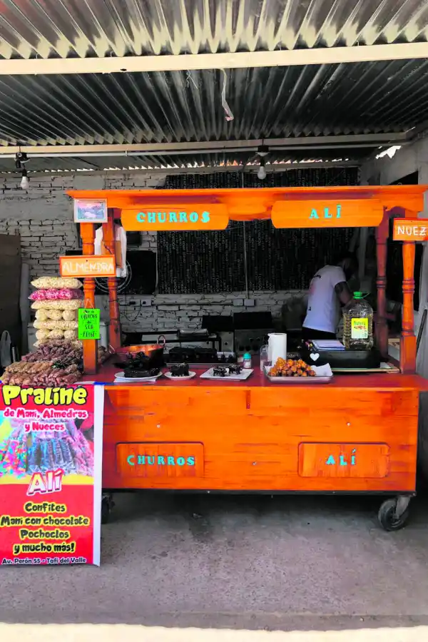 PASEO SAYANI. Allí no solo se ubican los que venden juguetes, sino también los que ofrecen alimentos.  