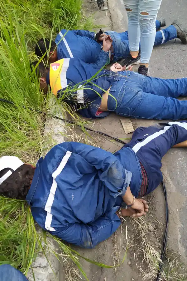 Sorprendieron a cuatro falsos técnicos cuando robaban cables del alumbrado público