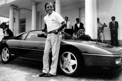 UN ÍCONO. La Ferrari 348tb fue un regalo del empresario italiano Massimo del Lago. La manejó a 190 km/h en un viaje a Pinamar. Finalmente, por cuestiones “éticas” se vio obligado a subastarla.