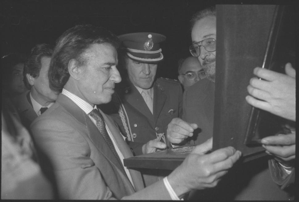 LAS LLAVES DE LA CIUDAD. Rafael Bulacio, entonces intendente, entrega la distinción en julio de 1991. 