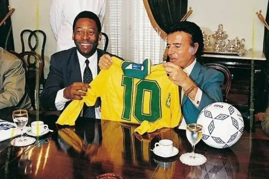 CON “O REI”. Pelé visitó a Menem en 1995 como ministro de Deportes.